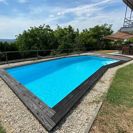 Ravenswood Apartment *